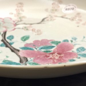 Een groot Chinees famille rose bord met verfijnd decor, Yongzheng, 1723-1735 — foto 5