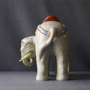 Een groot Chinees famille rose model van een olifant, 19e eeuw — foto 11