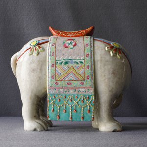 Een groot Chinees famille rose model van een olifant, 19e eeuw — foto 10