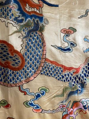 Een groot Chinees geborduurd zijden 'draken' paneel met gele fondkleur, 19e eeuw — foto 3