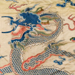 Een groot Chinees geborduurd zijden 'draken' paneel met gele fondkleur, 19e eeuw — foto 6