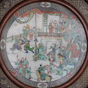 Een groot Chinees houten scherm met een ronde famille verte plaquette en polychroom lakwerk, 19e eeuw — foto 11