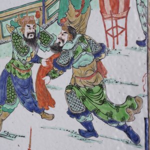 Een groot Chinees houten scherm met een ronde famille verte plaquette en polychroom lakwerk, 19e eeuw — foto 14