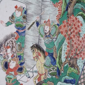Een groot Chinees houten scherm met een ronde famille verte plaquette en polychroom lakwerk, 19e eeuw — foto 17