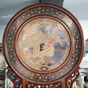 Een groot Chinees houten scherm met een ronde famille verte plaquette en polychroom lakwerk, 19e eeuw — foto 19