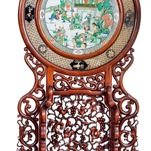 Een groot Chinees houten scherm met een ronde famille verte plaquette en polychroom lakwerk, 19e eeuw — foto 3