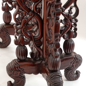 Een groot Chinees houten scherm met een ronde famille verte plaquette en polychroom lakwerk, 19e eeuw — foto 9