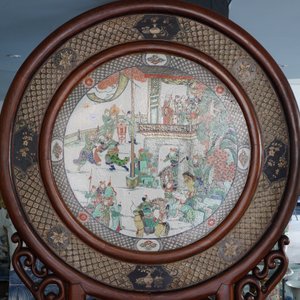 Een groot Chinees houten scherm met een ronde famille verte plaquette en polychroom lakwerk, 19e eeuw — foto 10