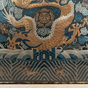 Een groot Chinees keizerlijk met gouddraad geborduurd zijden 'draken' paneel, Qing — foto 4