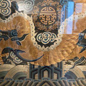 Een groot Chinees keizerlijk met gouddraad geborduurd zijden 'draken' paneel, Qing — foto 7
