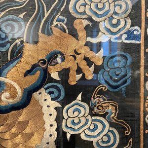 Een groot Chinees keizerlijk met gouddraad geborduurd zijden 'draken' paneel, Qing — foto 8