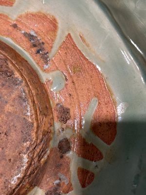 Een groot Chinees Longquan celadon wierookvat met trigrammen op drie poten en houten sokkel, Ming — foto 11