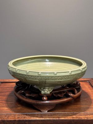 Een groot Chinees Longquan celadon wierookvat met trigrammen op drie poten en houten sokkel, Ming — foto 6