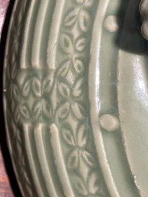 Een groot Chinees Longquan celadon wierookvat met trigrammen op drie poten en houten sokkel, Ming — foto 8