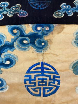 Een groot Chinees met gouddraad geborduurd zijden paneel met een keizerlijke draak, 19e eeuw — foto 2