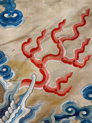 Een groot Chinees met gouddraad geborduurd zijden paneel met een keizerlijke draak, 19e eeuw — foto 3