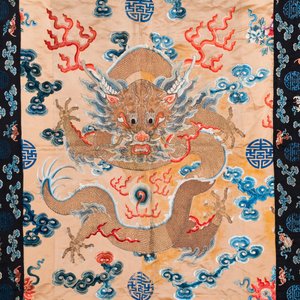 Een groot Chinees met gouddraad geborduurd zijden paneel met een keizerlijke draak, 19e eeuw — foto 1