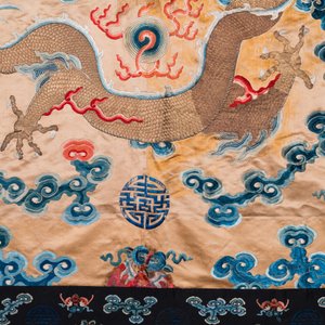 Een groot Chinees met gouddraad geborduurd zijden paneel met een keizerlijke draak, 19e eeuw — foto 6