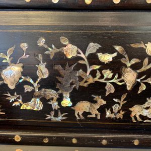 Een groot Chinees met parelmoer ingelegd houten scherm met zijden borduursel, 19e eeuw — foto 14