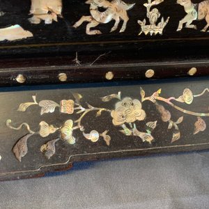 Een groot Chinees met parelmoer ingelegd houten scherm met zijden borduursel, 19e eeuw — foto 17
