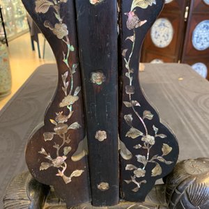Een groot Chinees met parelmoer ingelegd houten scherm met zijden borduursel, 19e eeuw — foto 19