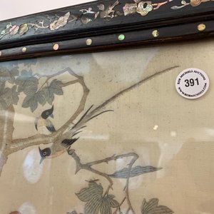 Een groot Chinees met parelmoer ingelegd houten scherm met zijden borduursel, 19e eeuw — foto 8