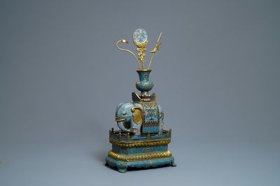 Een groot Chinees model van een olifant met attributen in cloisonné en verguld brons, Qianlong merk, 19/20e eeuw