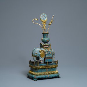 Een groot Chinees model van een olifant met attributen in cloisonné en verguld brons, Qianlong merk, 19/20e eeuw — foto 1