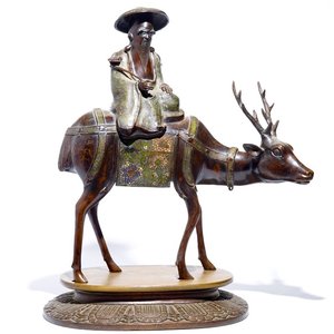 Een groot Chinees model van Shou Lao op een hert in brons en cloisonné op houten sokkel, 19/20e eeuw — foto 1