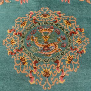 Een groot Chinees smaragdgroen tapijt met floraal decor, Republiek — foto 2