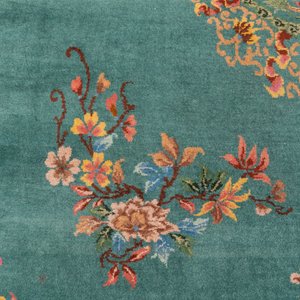 Een groot Chinees smaragdgroen tapijt met floraal decor, Republiek — foto 3