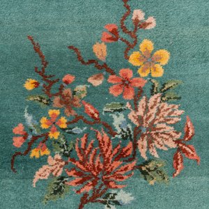 Een groot Chinees smaragdgroen tapijt met floraal decor, Republiek — foto 4