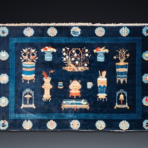Een groot Chinees tapijt met decor van antiquiteiten op blauwe fondkleur, 19e eeuw — foto 1