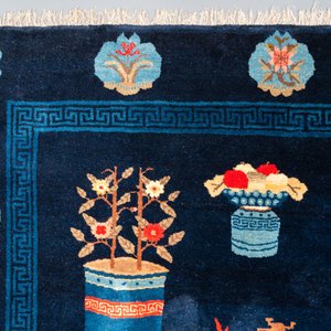 Een groot Chinees tapijt met decor van antiquiteiten op blauwe fondkleur, 19e eeuw — foto 2