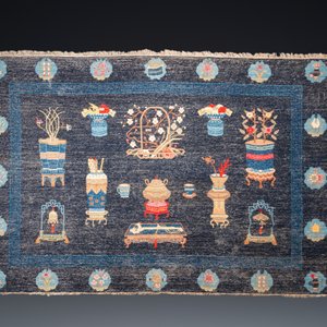 Een groot Chinees tapijt met decor van antiquiteiten op blauwe fondkleur, 19e eeuw — foto 6