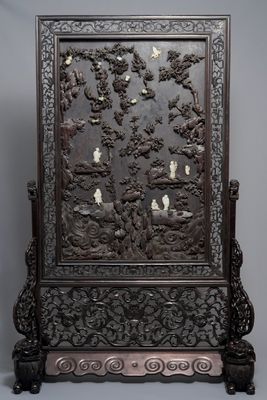 Een groot Chinees zitan houten paneel met jade en turkoois in hongmu houten frame en stand, Qianlong