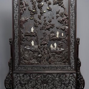 Een groot Chinees zitan houten paneel met jade en turkoois in hongmu houten frame en stand, Qianlong — foto 1