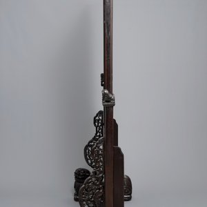 Een groot Chinees zitan houten paneel met jade en turkoois in hongmu houten frame en stand, Qianlong — foto 11