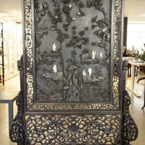 Een groot Chinees zitan houten paneel met jade en turkoois in hongmu houten frame en stand, Qianlong — foto 17