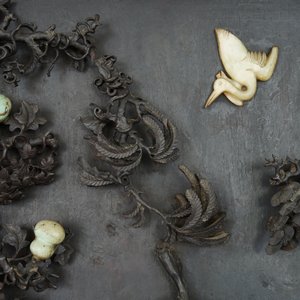 Een groot Chinees zitan houten paneel met jade en turkoois in hongmu houten frame en stand, Qianlong — foto 18