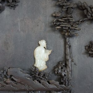 Een groot Chinees zitan houten paneel met jade en turkoois in hongmu houten frame en stand, Qianlong — foto 19