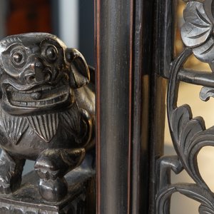Een groot Chinees zitan houten paneel met jade en turkoois in hongmu houten frame en stand, Qianlong — foto 22