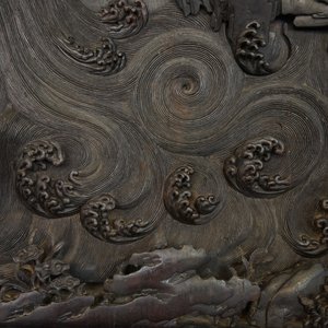 Een groot Chinees zitan houten paneel met jade en turkoois in hongmu houten frame en stand, Qianlong — foto 23