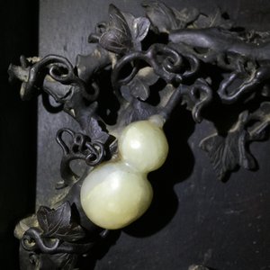Een groot Chinees zitan houten paneel met jade en turkoois in hongmu houten frame en stand, Qianlong — foto 36