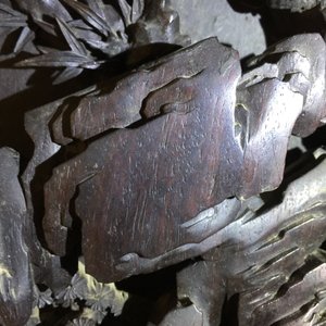 Een groot Chinees zitan houten paneel met jade en turkoois in hongmu houten frame en stand, Qianlong — foto 40