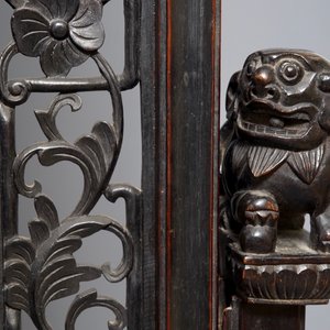 Een groot Chinees zitan houten paneel met jade en turkoois in hongmu houten frame en stand, Qianlong — foto 7