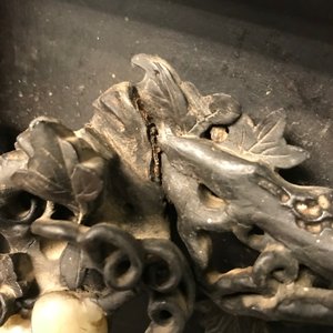 Een groot Chinees zitan houten paneel met jade en turkoois in hongmu houten frame en stand, Qianlong — foto 78