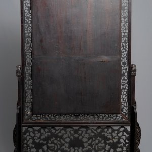 Een groot Chinees zitan houten paneel met jade en turkoois in hongmu houten frame en stand, Qianlong — foto 9