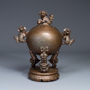 Een groot Chinese bronzen wierookvat en deksel op sokkel met zes leeuwen, 19e eeuw — foto 1