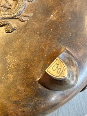 Een groot Chinese bronzen wierookvat op drie poten met 'chilong' handgrepen, Qing Qian Gong 清乾宮 merk, 18e eeuw — foto 13